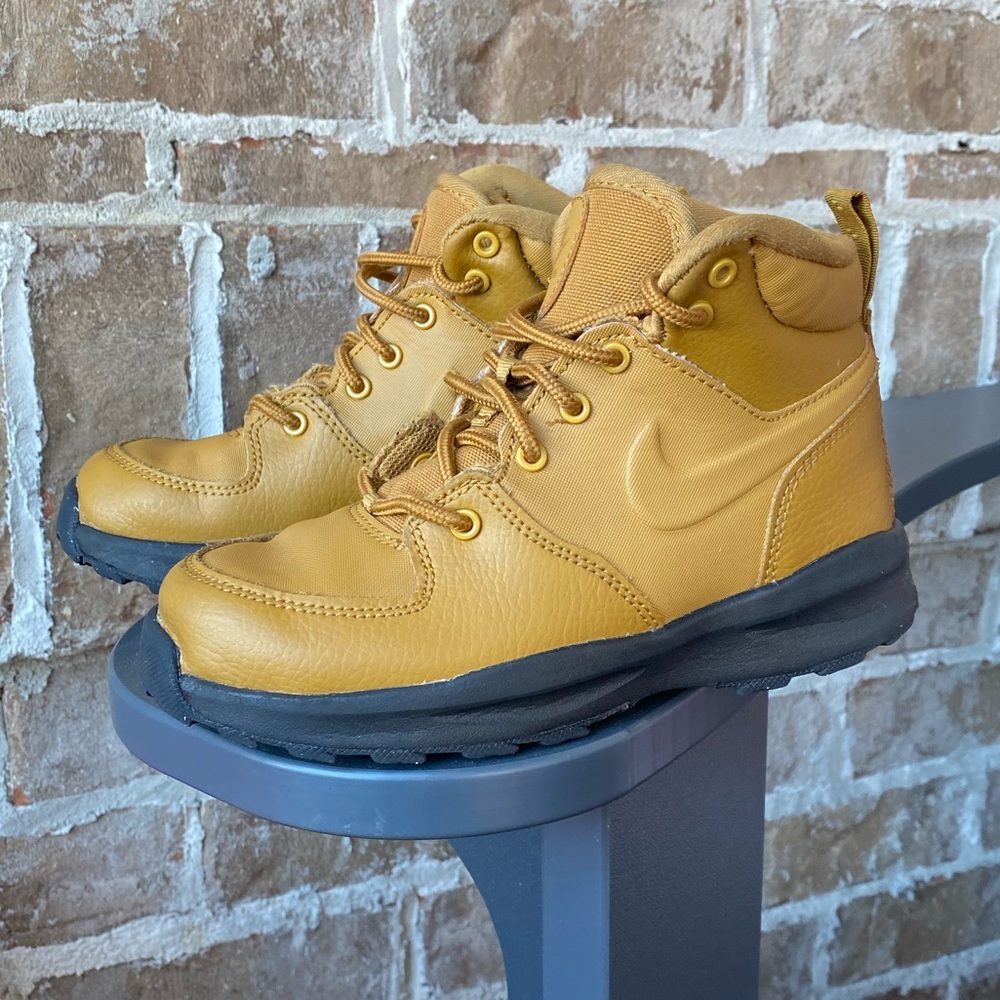 Nike Manoa boots